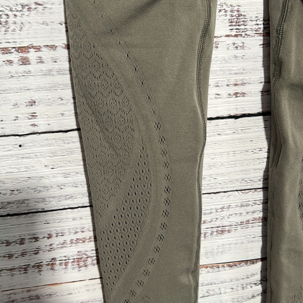 Lululemon Reveal Tight *Mindful Motion Carbon Dust Size 4 - Picture 14 of 16
